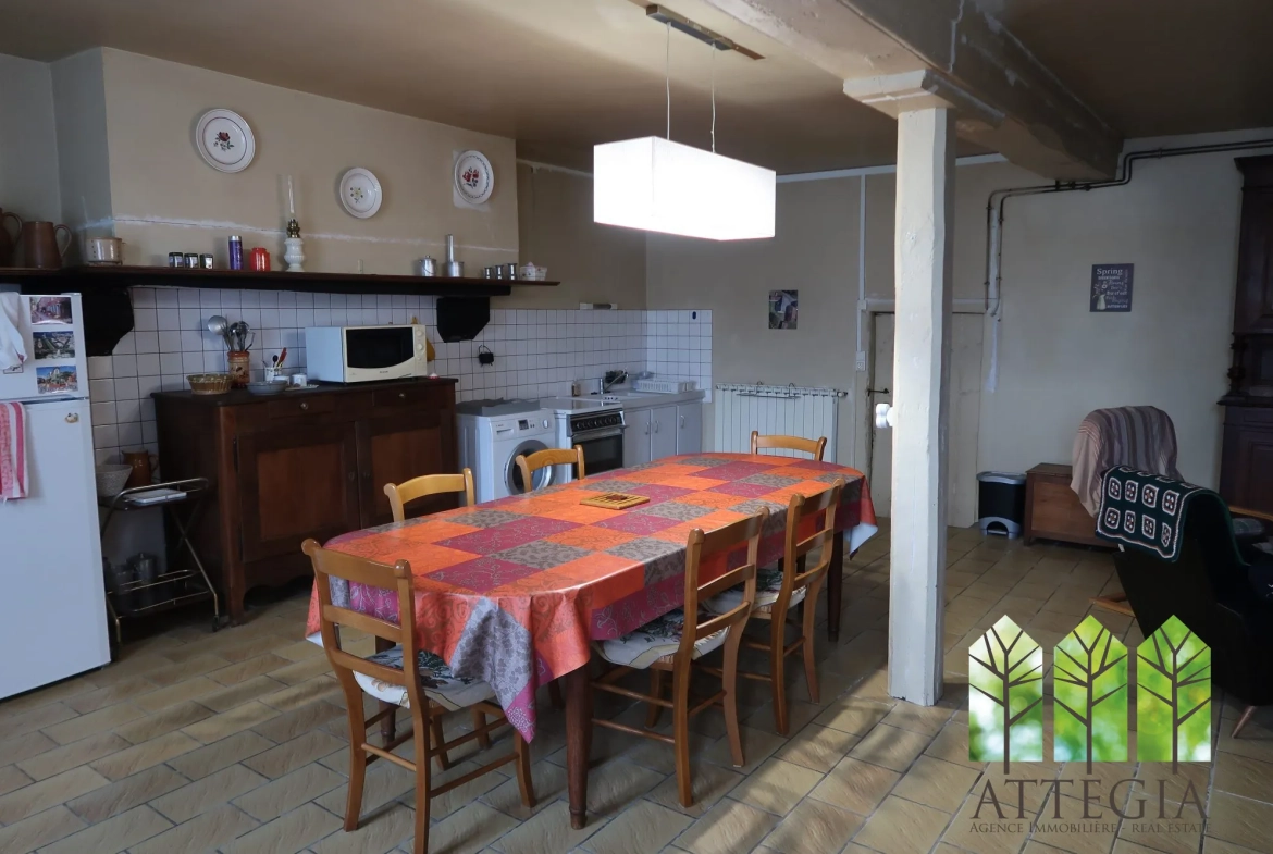 Cuisine/ salle à manger Grande maison à Bonnat avec dépendances et terrain de plus de 9 000 m² 