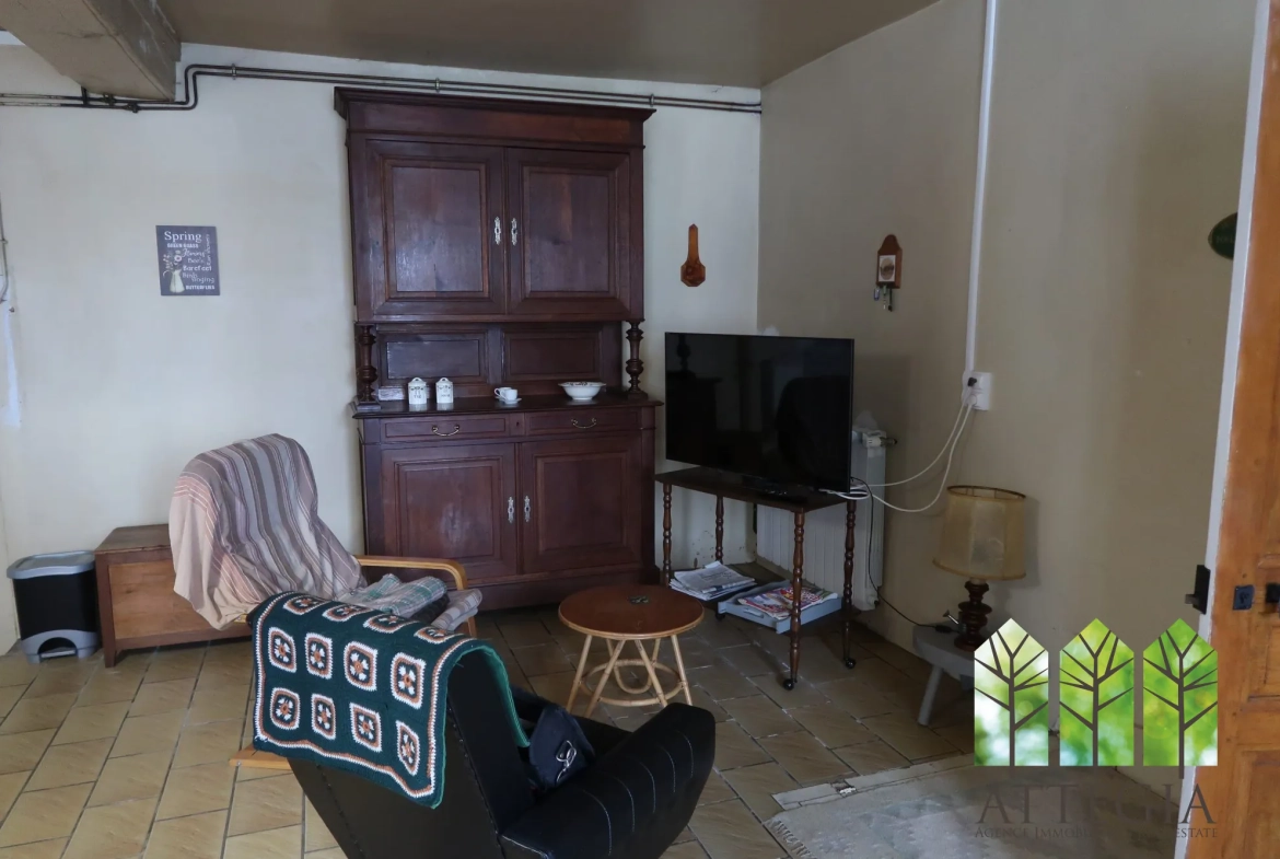petit coin tv dans la cuisine Grande maison à Bonnat avec dépendances et terrain de plus de 9 000 m² 