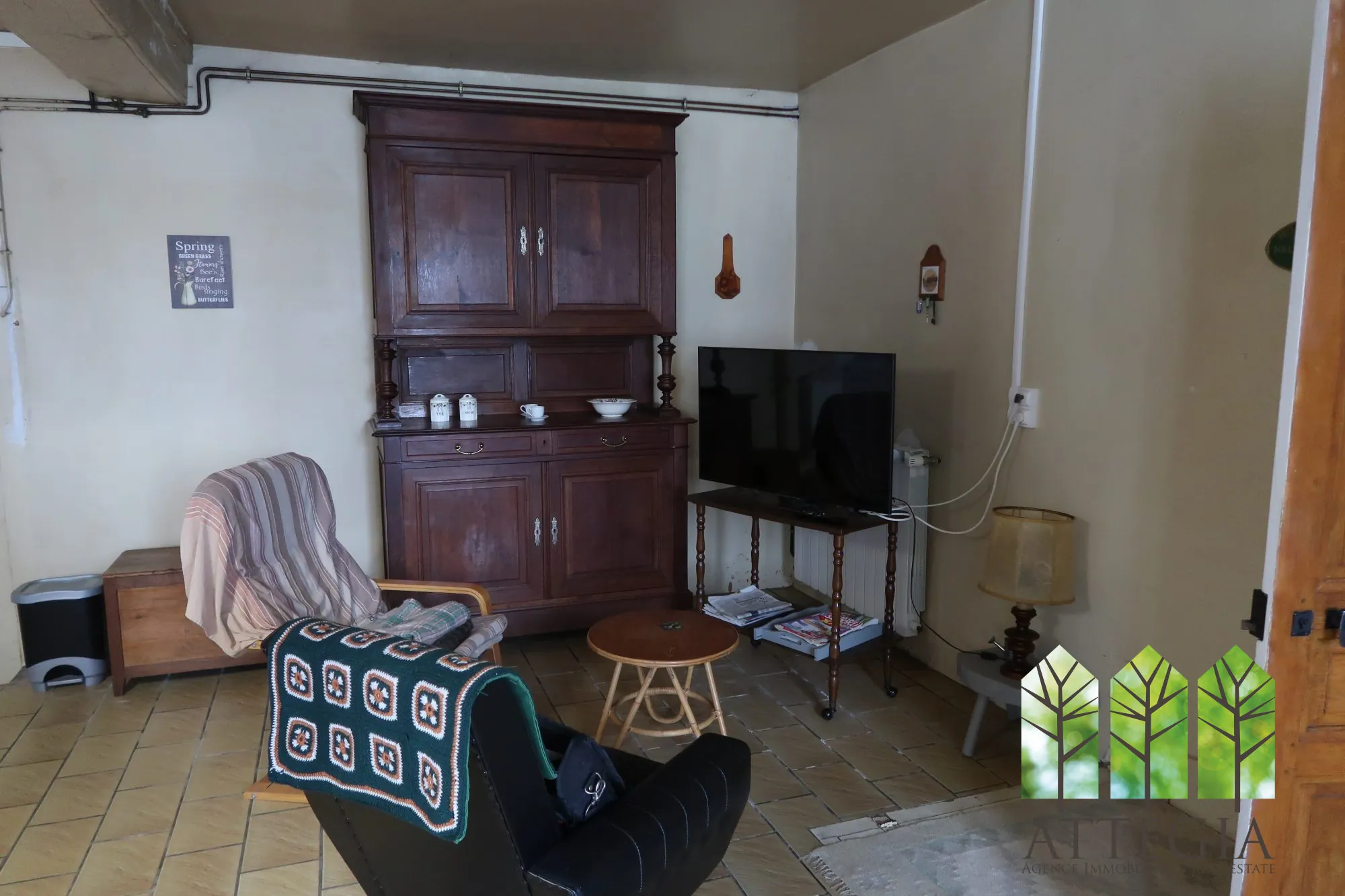 petit coin tv dans la cuisine Grande maison à Bonnat avec dépendances et terrain de plus de 9 000 m² 