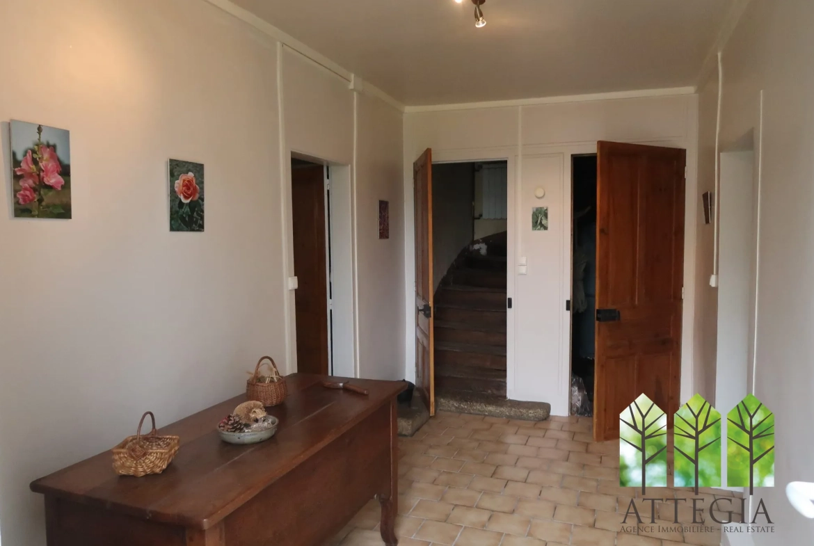 Entrée Grande maison à Bonnat avec dépendances et terrain de plus de 9 000 m² 