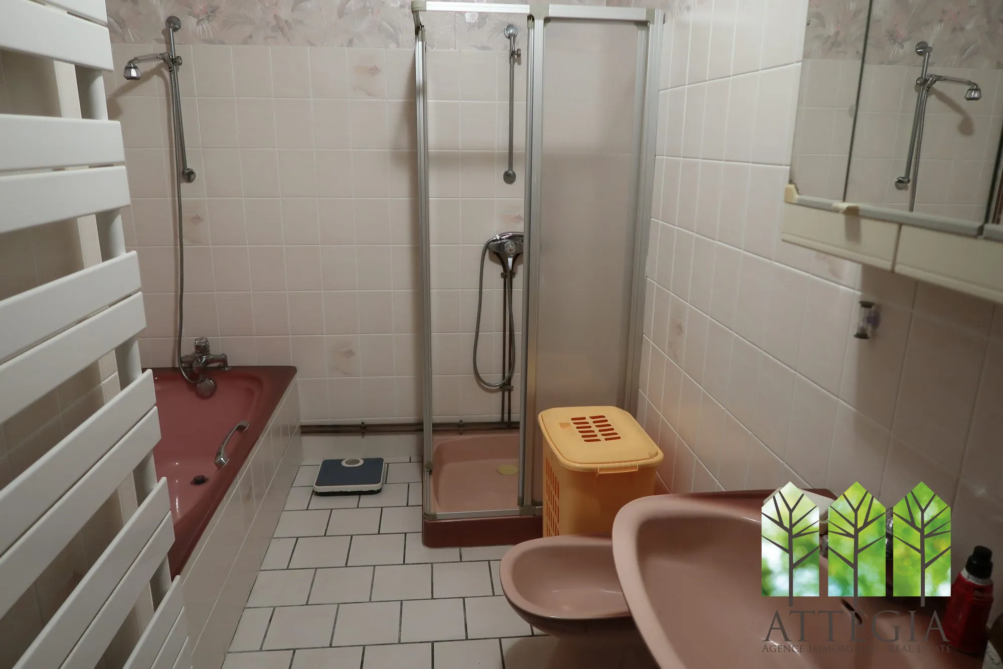 Salle de bain  Grande maison à Bonnat avec dépendances et terrain de plus de 9 000 m² 
