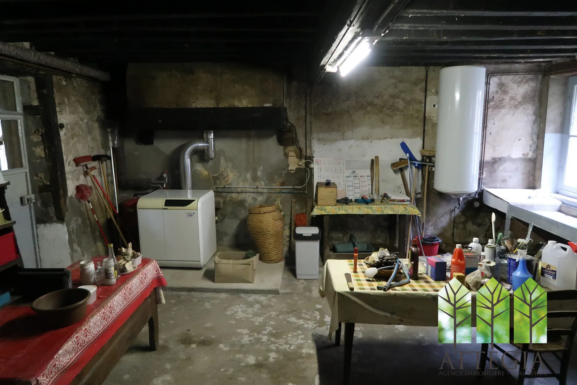 Célier Grande maison à Bonnat avec dépendances et terrain de plus de 9 000 m² 