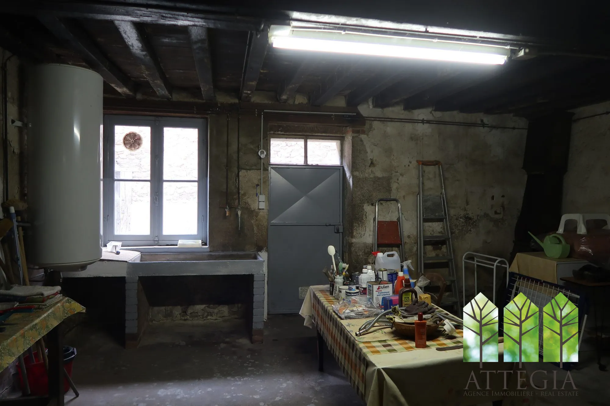 Grande maison à Bonnat avec dépendances et terrain de plus de 9 000 m² 