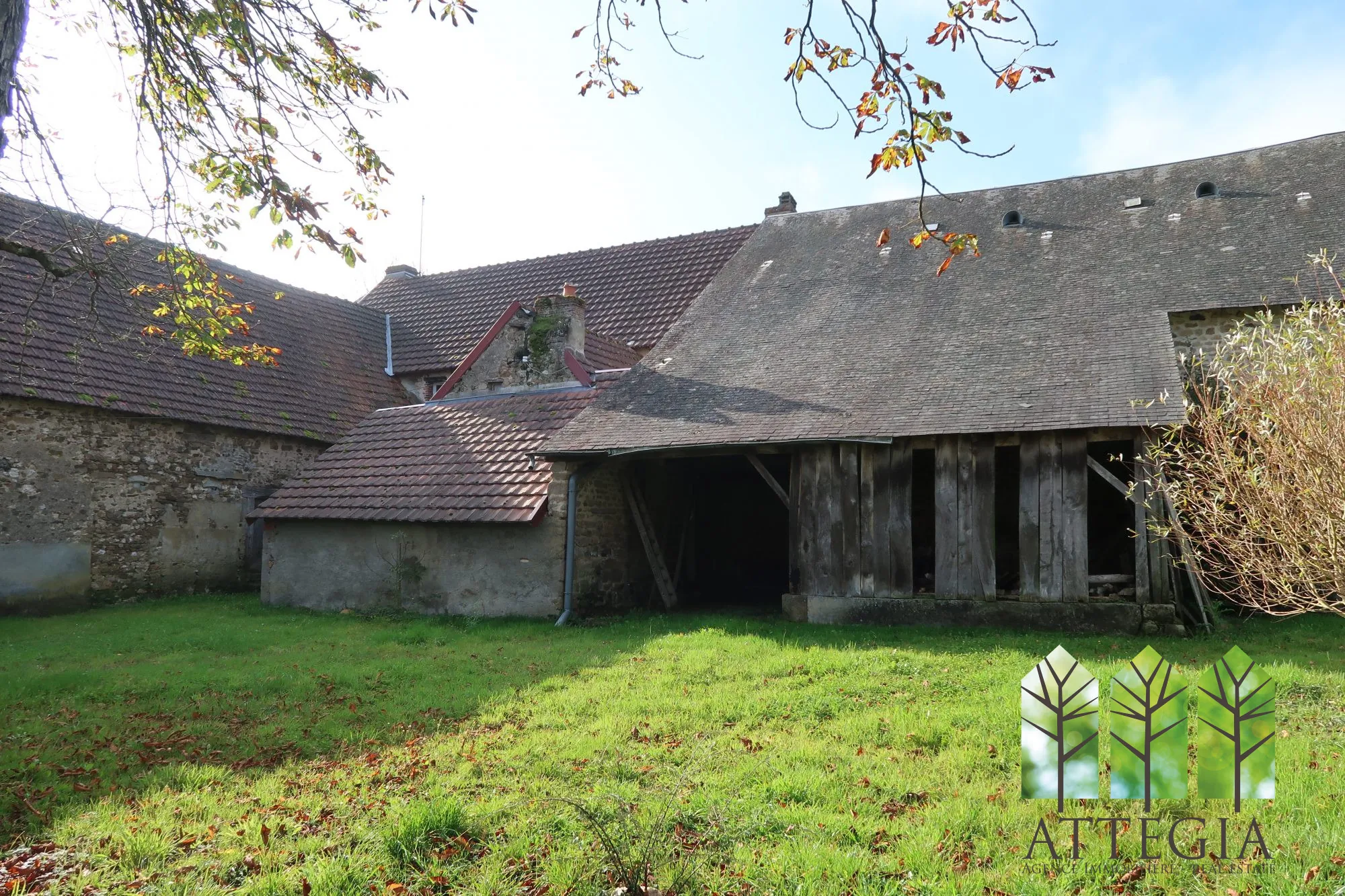 Grande maison à Bonnat avec dépendances et terrain de plus de 9 000 m² 