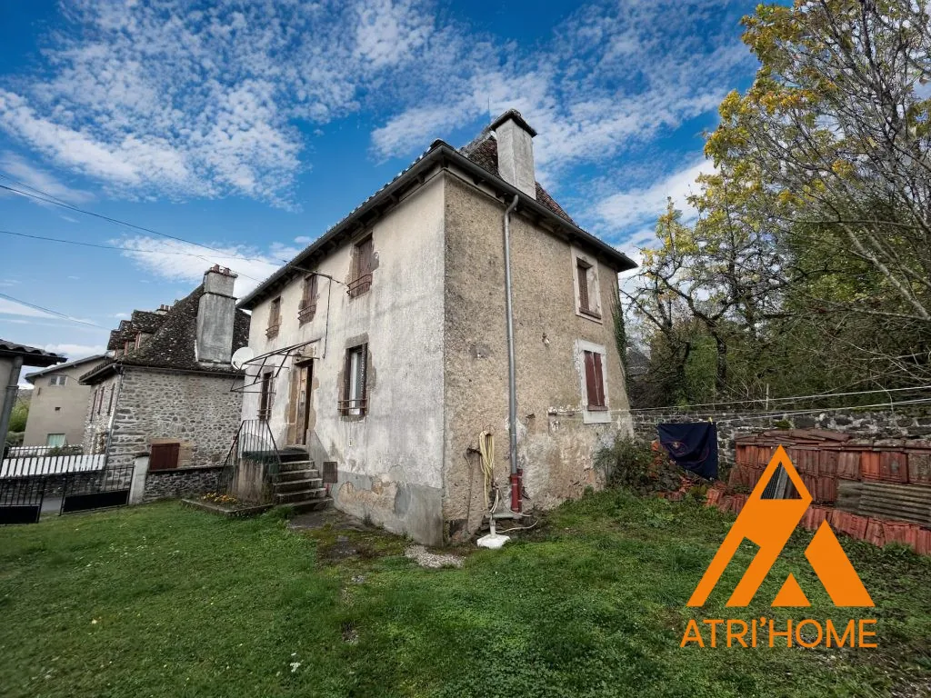 Maison individuelle à vendre à Saint-Santin-Cantalès avec terrain et potentiel de rénovation 