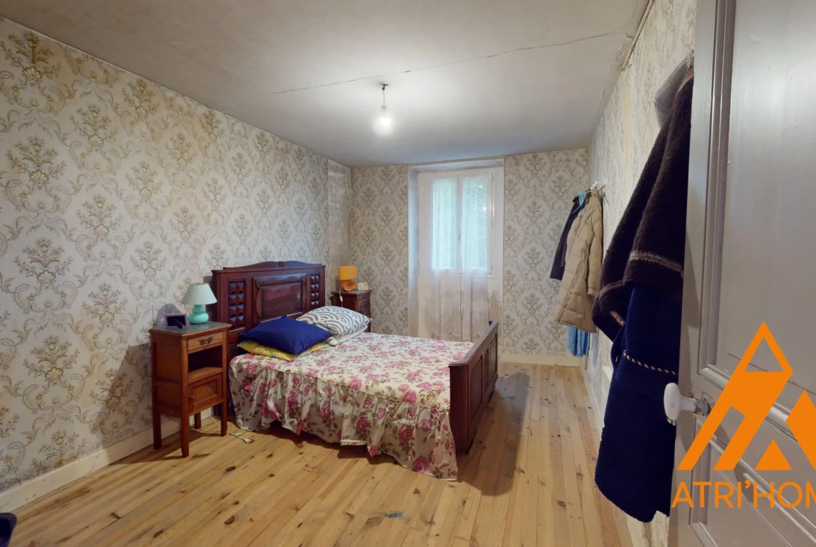 Maison individuelle à vendre à Saint-Santin-Cantalès avec terrain et potentiel de rénovation 