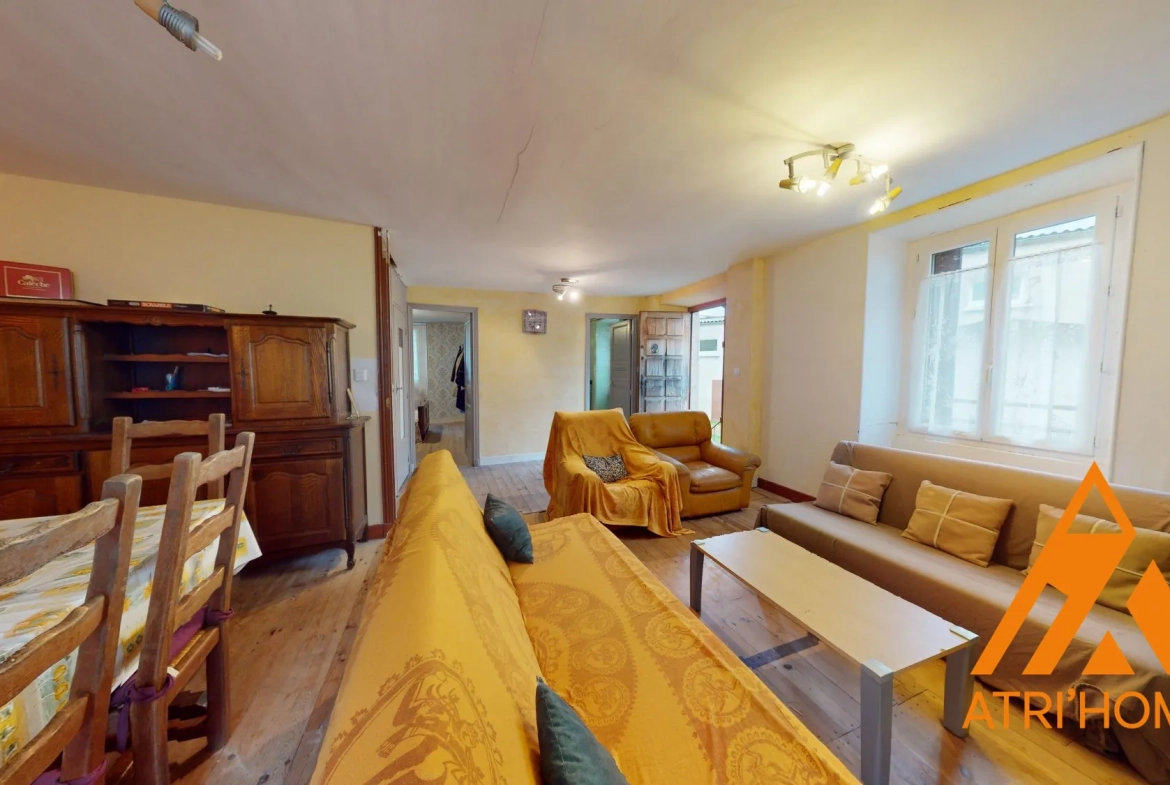 Maison individuelle à vendre à Saint-Santin-Cantalès avec terrain et potentiel de rénovation 