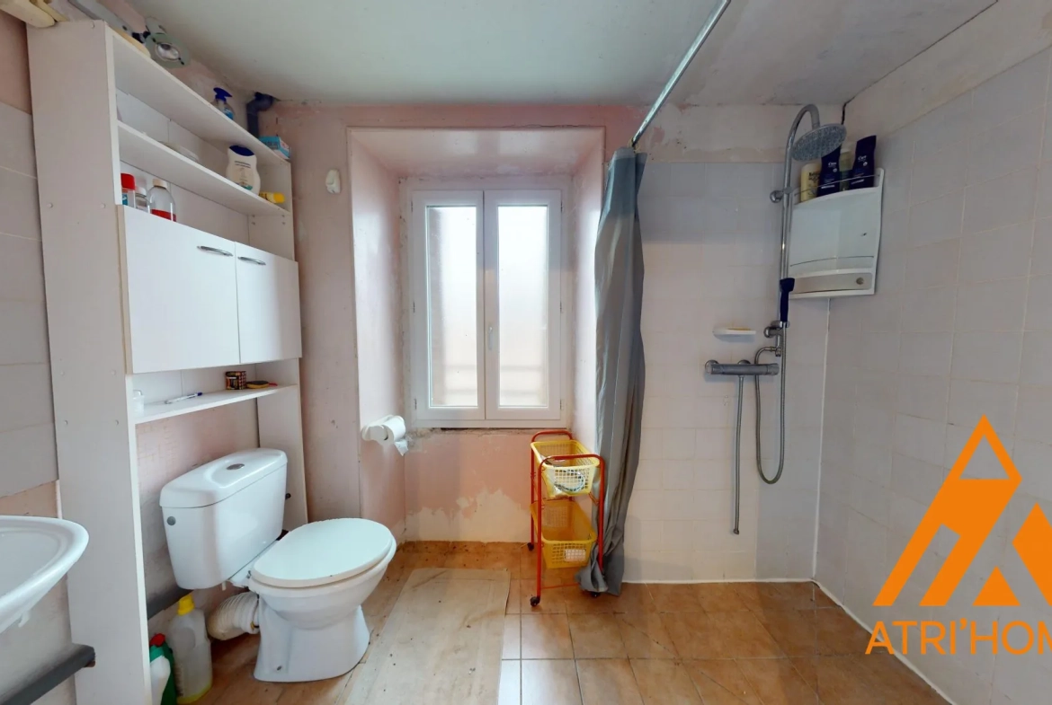 Maison individuelle à vendre à Saint-Santin-Cantalès avec terrain et potentiel de rénovation 