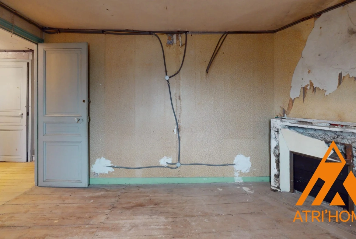 Maison individuelle à vendre à Saint-Santin-Cantalès avec terrain et potentiel de rénovation 
