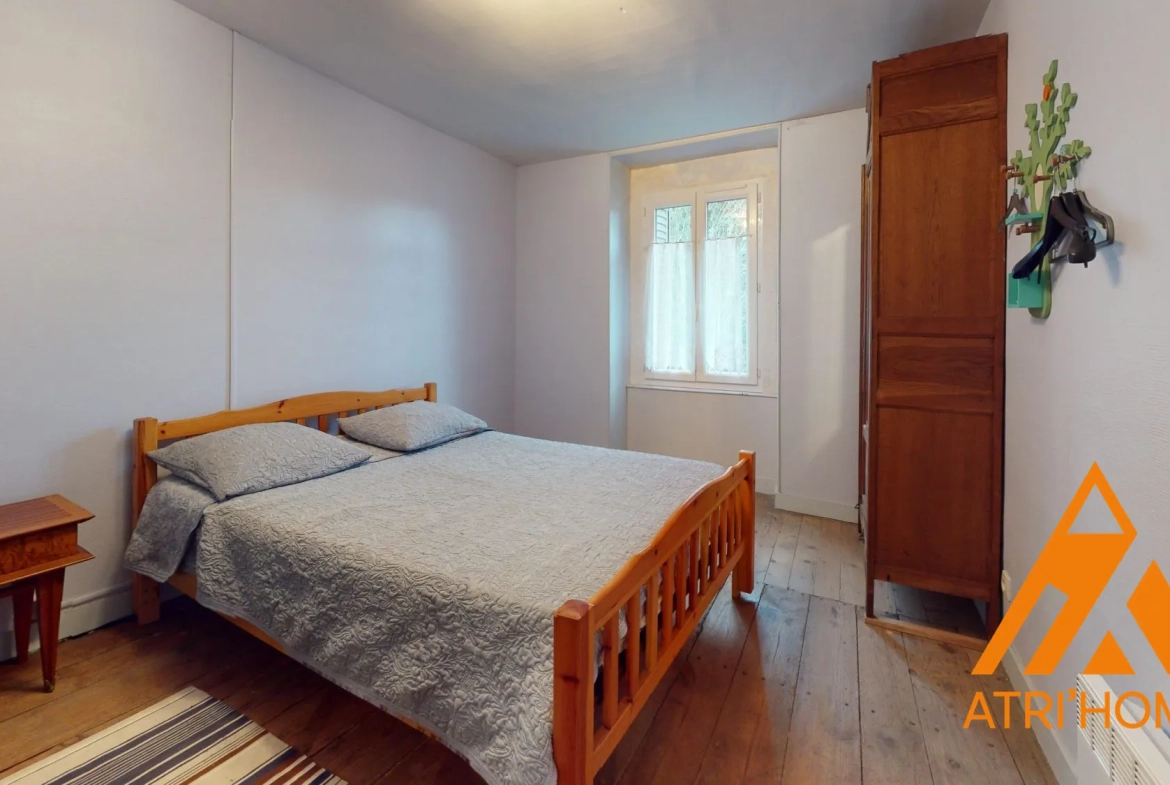 Maison individuelle à vendre à Saint-Santin-Cantalès avec terrain et potentiel de rénovation 