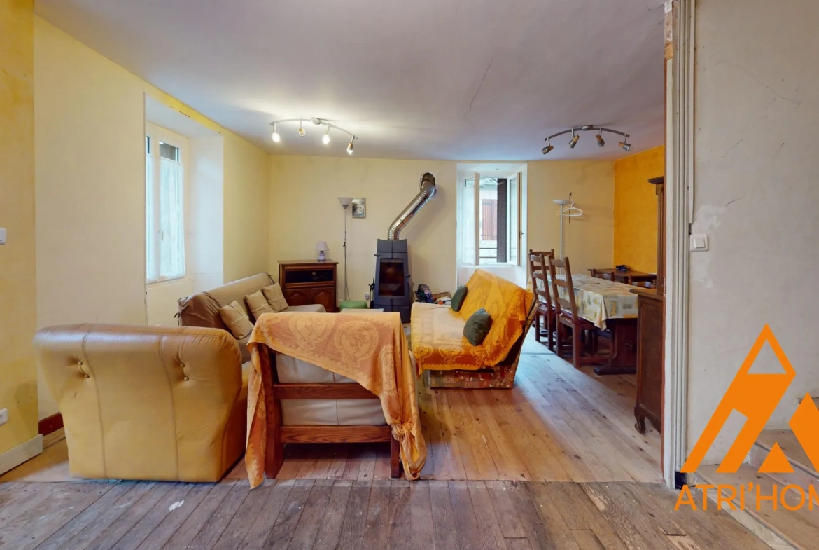 Maison individuelle à vendre à Saint-Santin-Cantalès avec terrain et potentiel de rénovation 