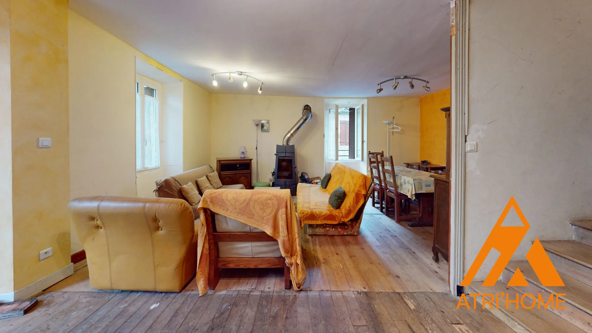Maison individuelle à vendre à Saint-Santin-Cantalès avec terrain et potentiel de rénovation 