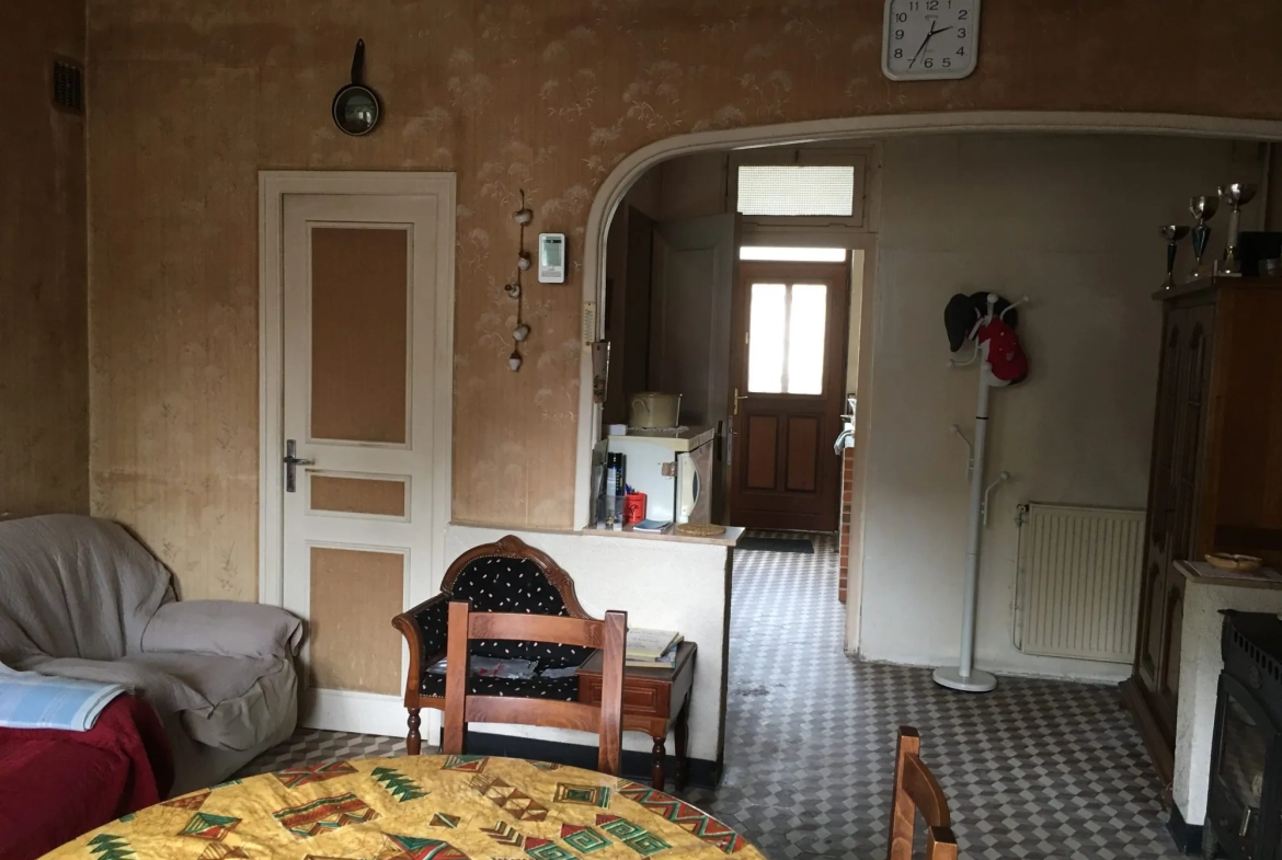 Maison de ville à Sceaux-sur-Huisne avec terrain à rénover 
