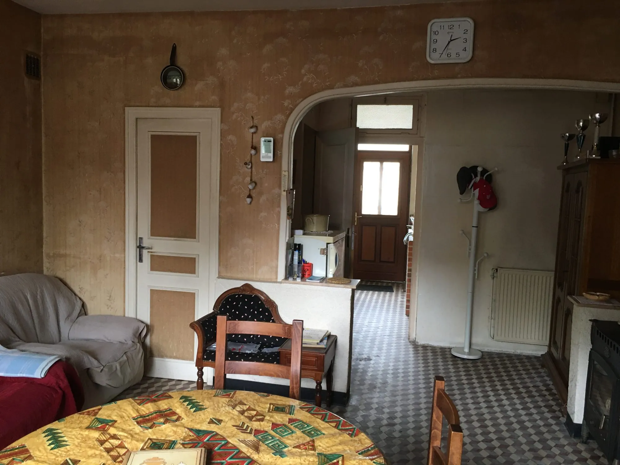 Maison de ville à Sceaux-sur-Huisne avec terrain à rénover 