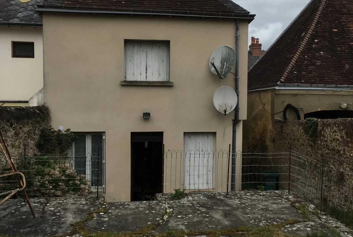 Maison de ville à Sceaux-sur-Huisne avec terrain à rénover 