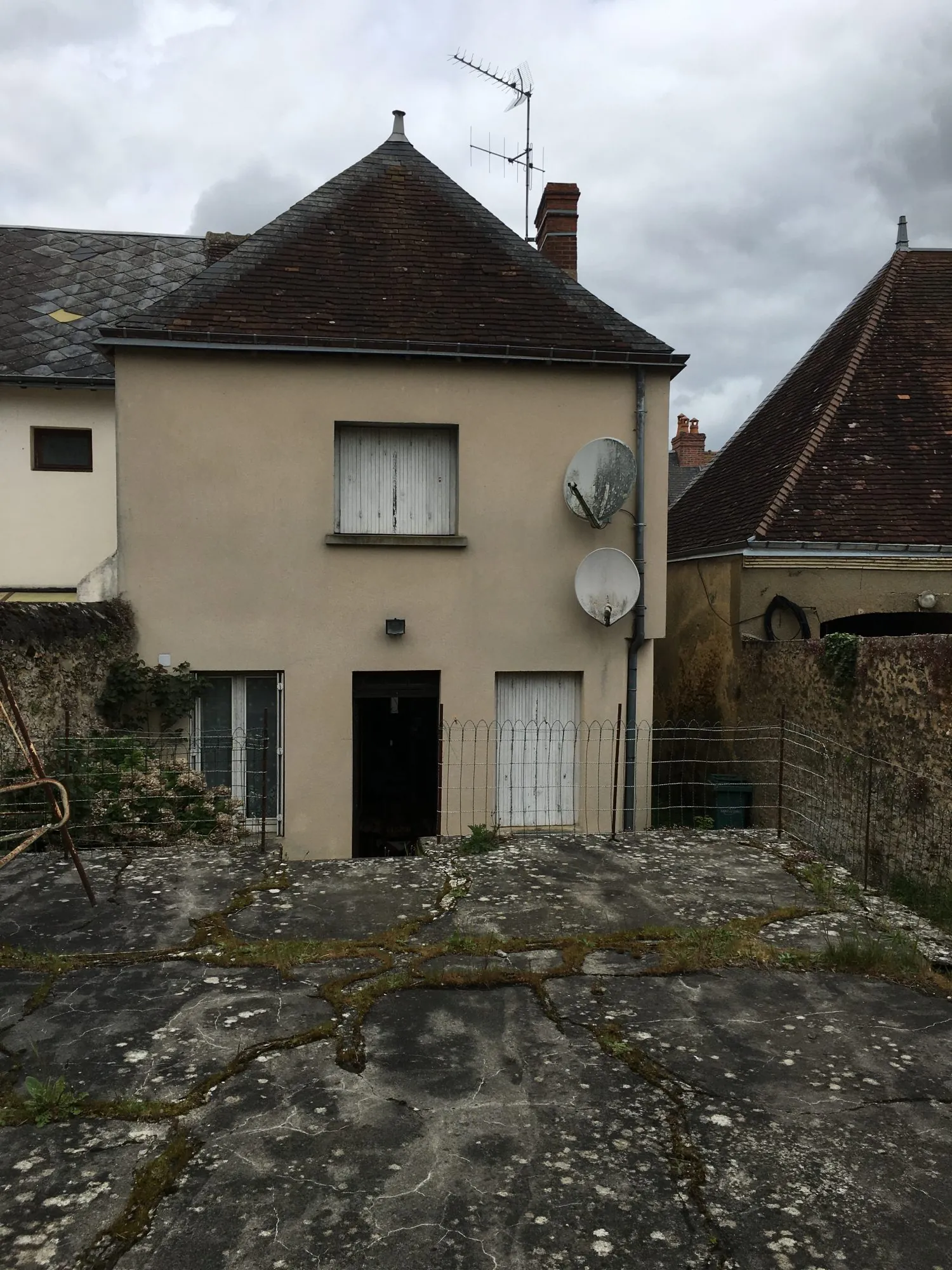 Maison de ville à Sceaux-sur-Huisne avec terrain à rénover 