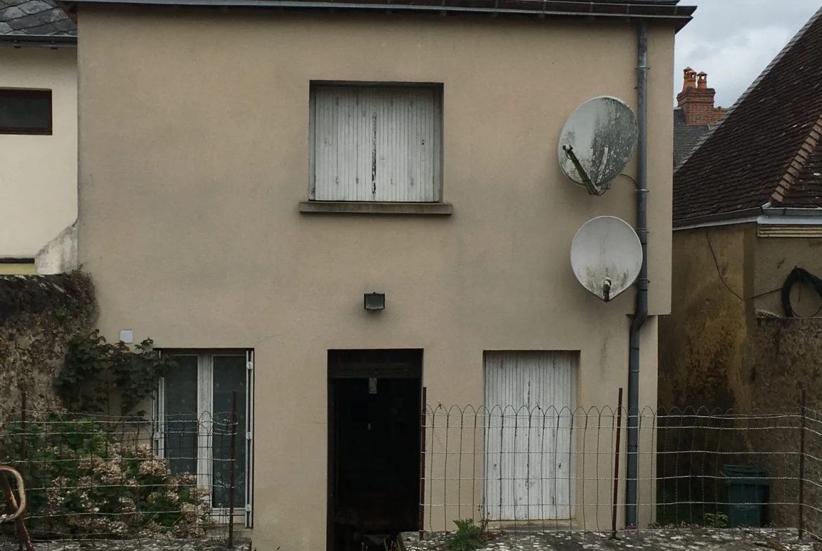 Maison de ville à Sceaux-sur-Huisne avec terrain à rénover 
