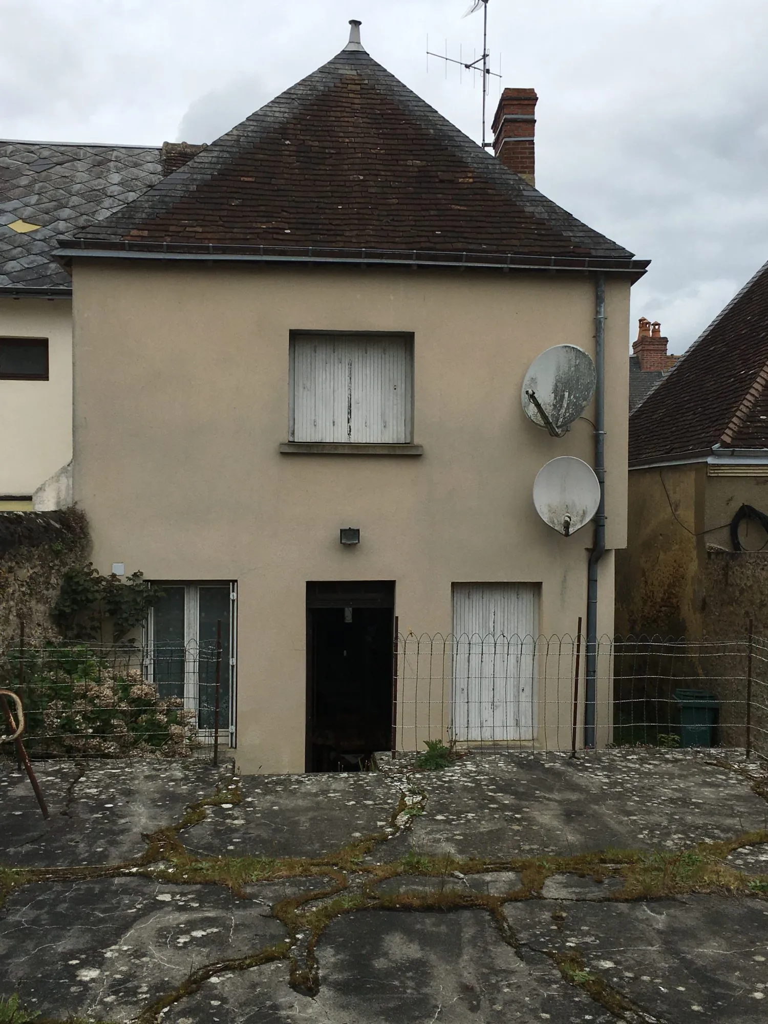 Maison de ville à Sceaux-sur-Huisne avec terrain à rénover 