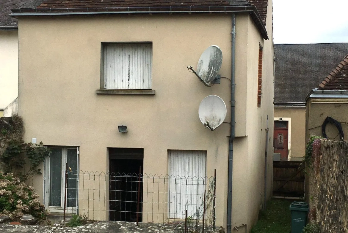 Maison de ville à Sceaux-sur-Huisne avec terrain à rénover 
