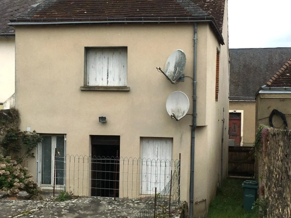 Maison de ville à Sceaux-sur-Huisne avec terrain à rénover