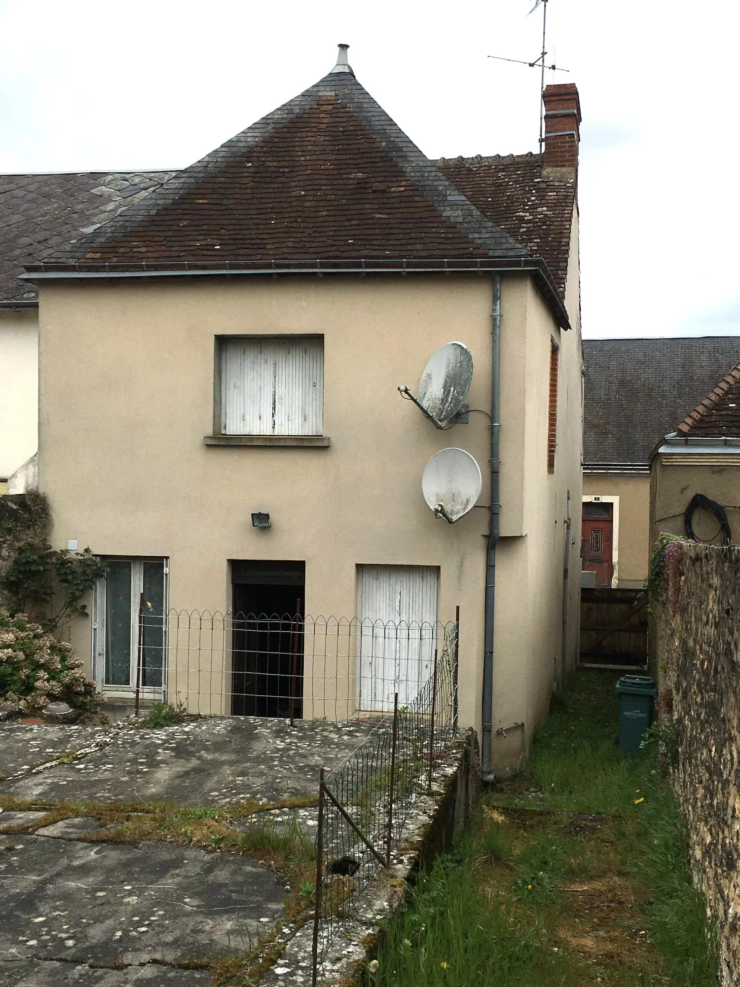 Maison de ville à Sceaux-sur-Huisne avec terrain à rénover 