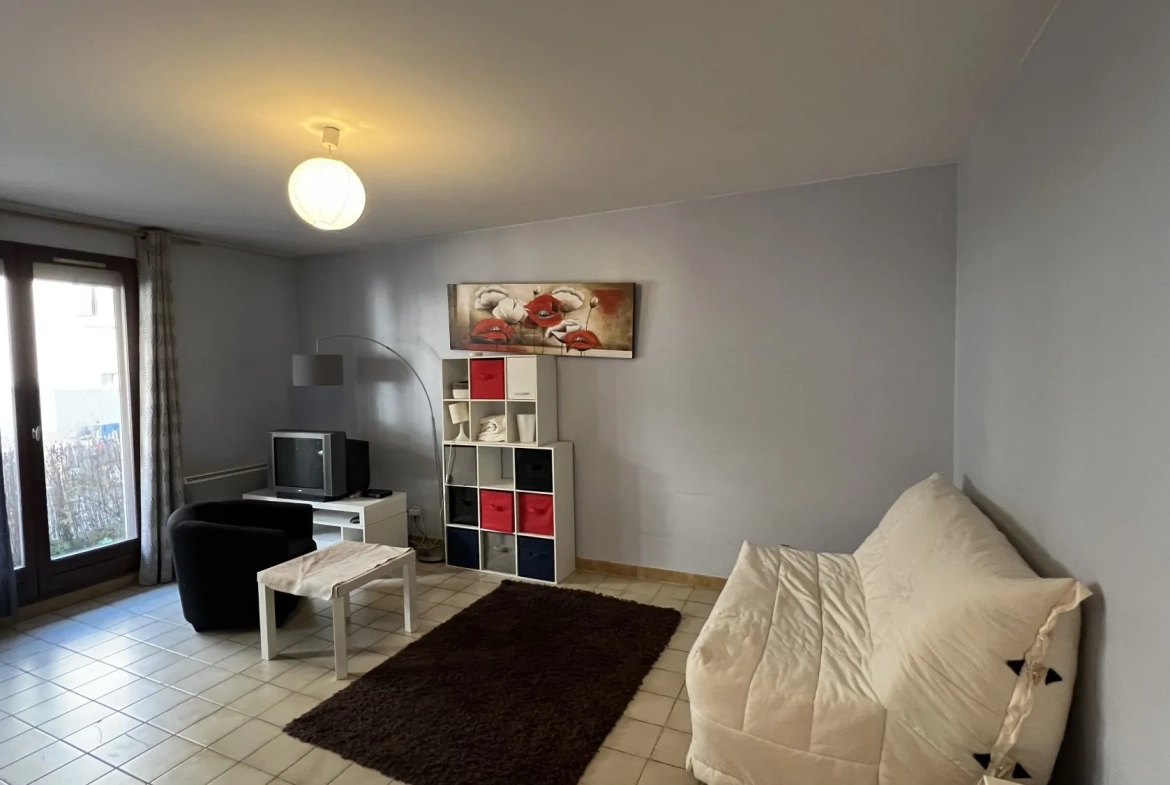 Appartement T1 en rez-de-jardin à Grenoble avec stationnement et cave 