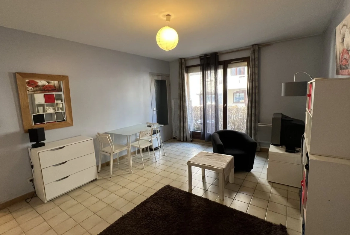 Appartement T1 en rez-de-jardin à Grenoble avec stationnement et cave 