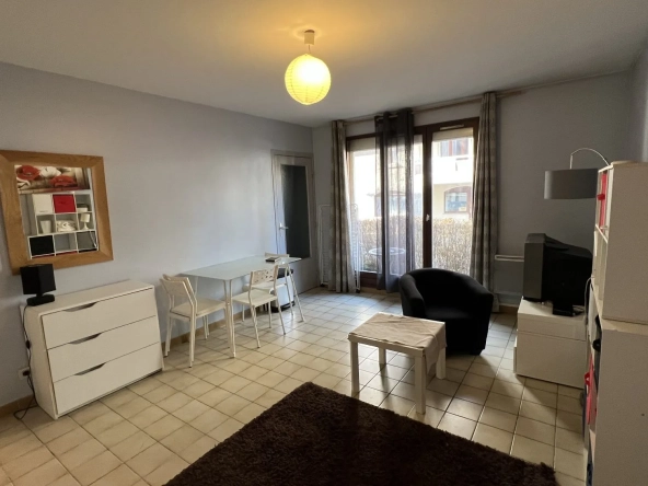 Appartement T1 en rez-de-jardin à Grenoble avec stationnement et cave