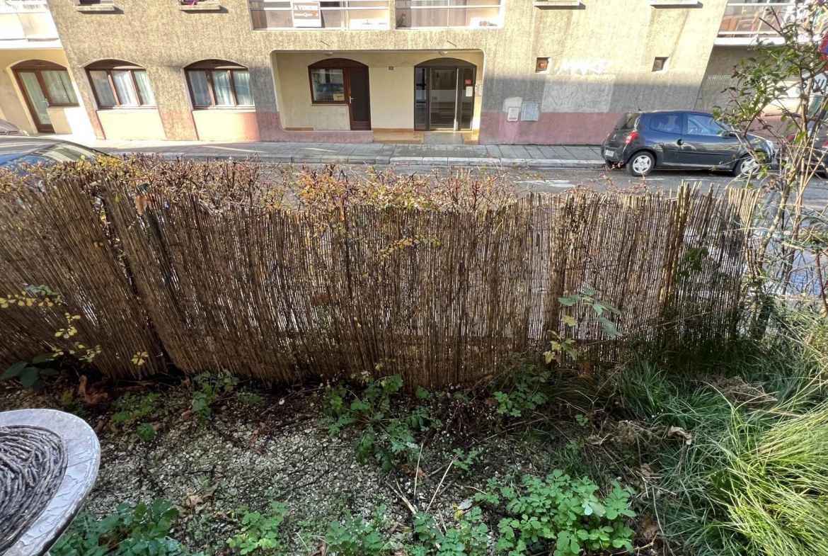 Appartement T1 en rez-de-jardin à Grenoble avec stationnement et cave 