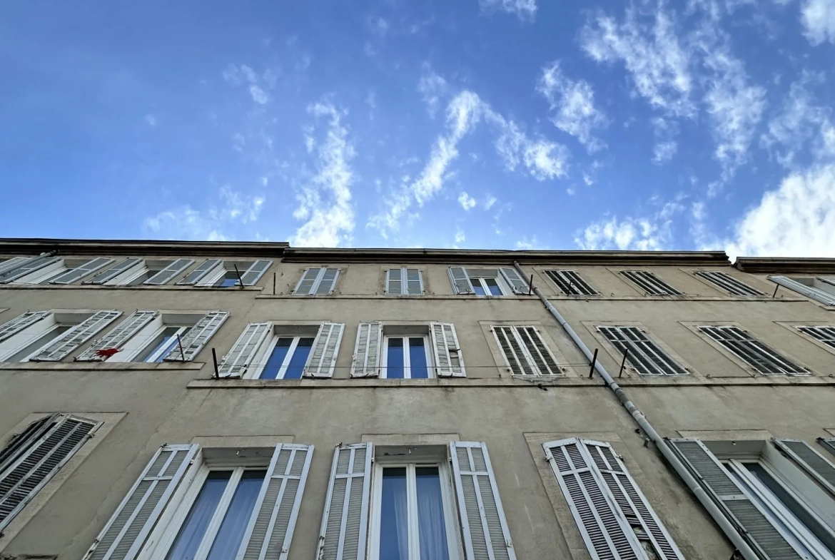Facade immeuble  Appartement T1 à rénover de 28 m² à Marseille – Opportunité à saisir 