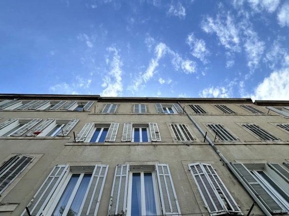 Facade immeuble  Appartement T1 à rénover de 28 m² à Marseille – Opportunité à saisir