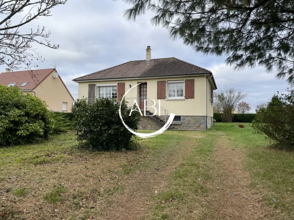 Maison à Rives d'Andaine de 73 m² avec terrain de 5074 m² et double garage