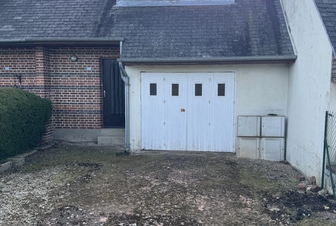 Maison mitoyenne à rénover à Lisieux – 95 m² avec 4 chambres et garage 