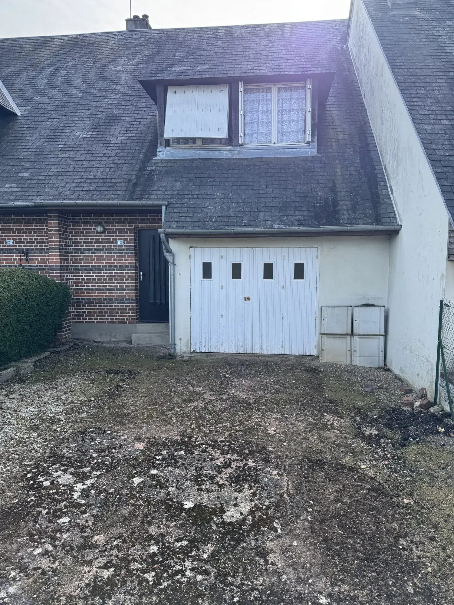 Maison mitoyenne à rénover à Lisieux – 95 m² avec 4 chambres et garage 