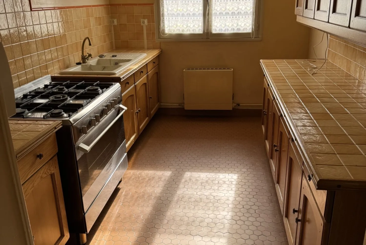 Maison mitoyenne à rénover à Lisieux – 95 m² avec 4 chambres et garage 