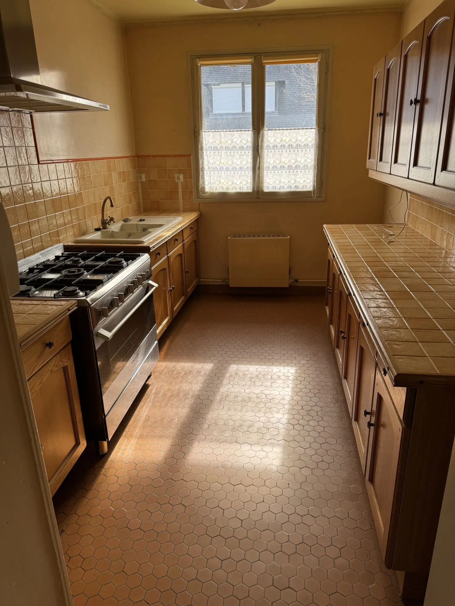 Maison mitoyenne à rénover à Lisieux – 95 m² avec 4 chambres et garage 