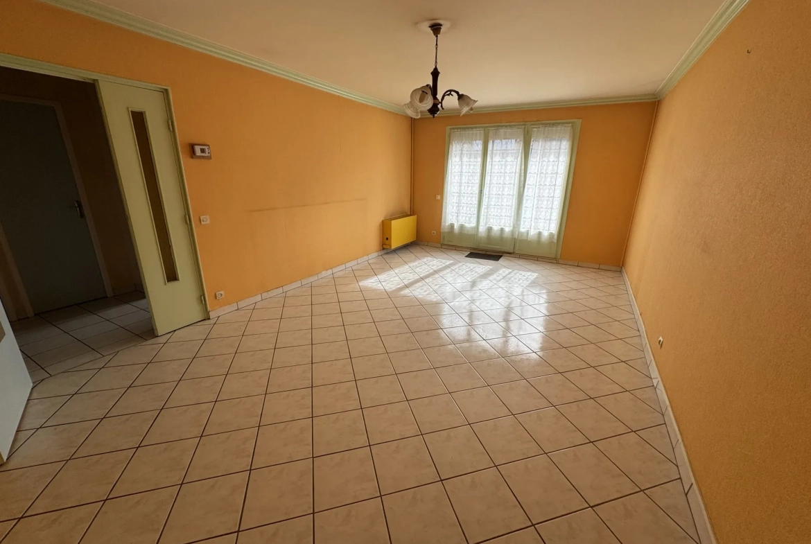 Maison mitoyenne à rénover à Lisieux – 95 m² avec 4 chambres et garage 