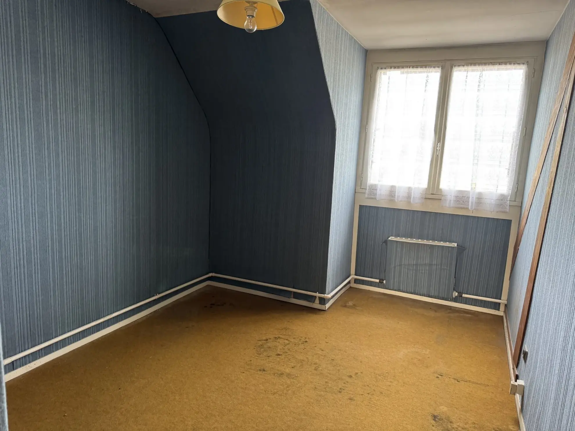 Maison mitoyenne à rénover à Lisieux – 95 m² avec 4 chambres et garage 