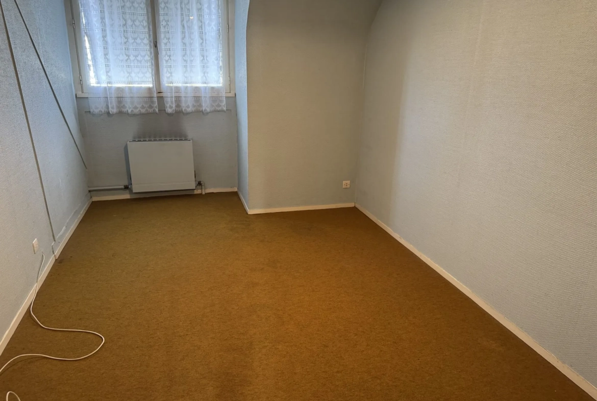 Maison mitoyenne à rénover à Lisieux – 95 m² avec 4 chambres et garage 