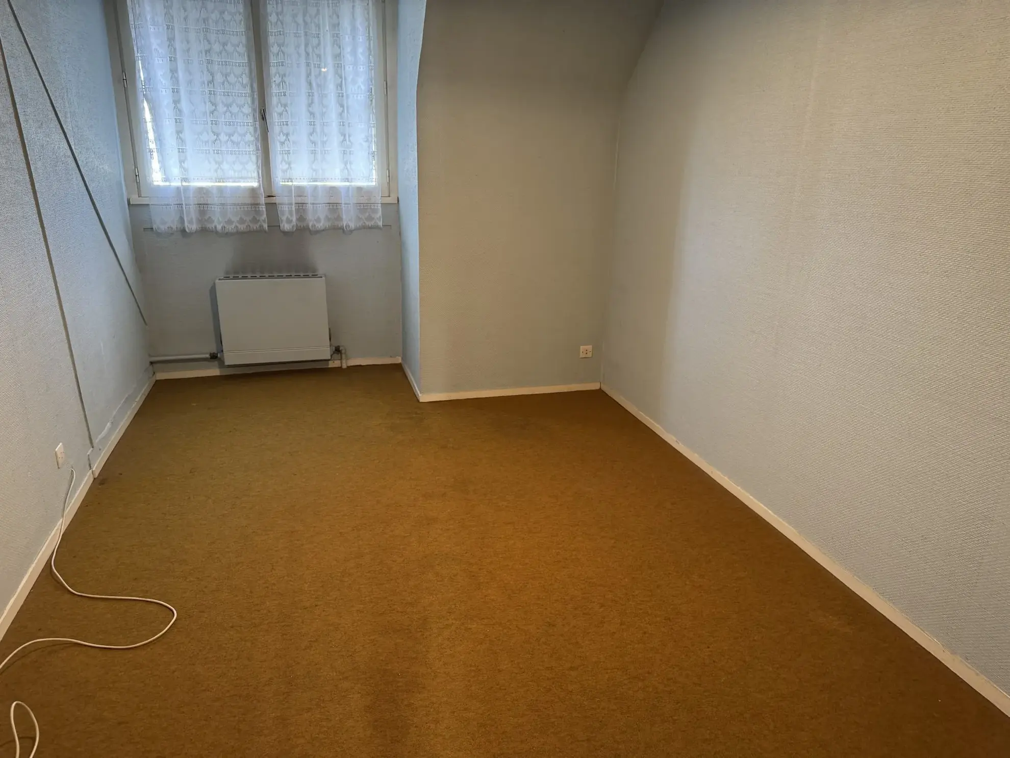 Maison mitoyenne à rénover à Lisieux – 95 m² avec 4 chambres et garage 