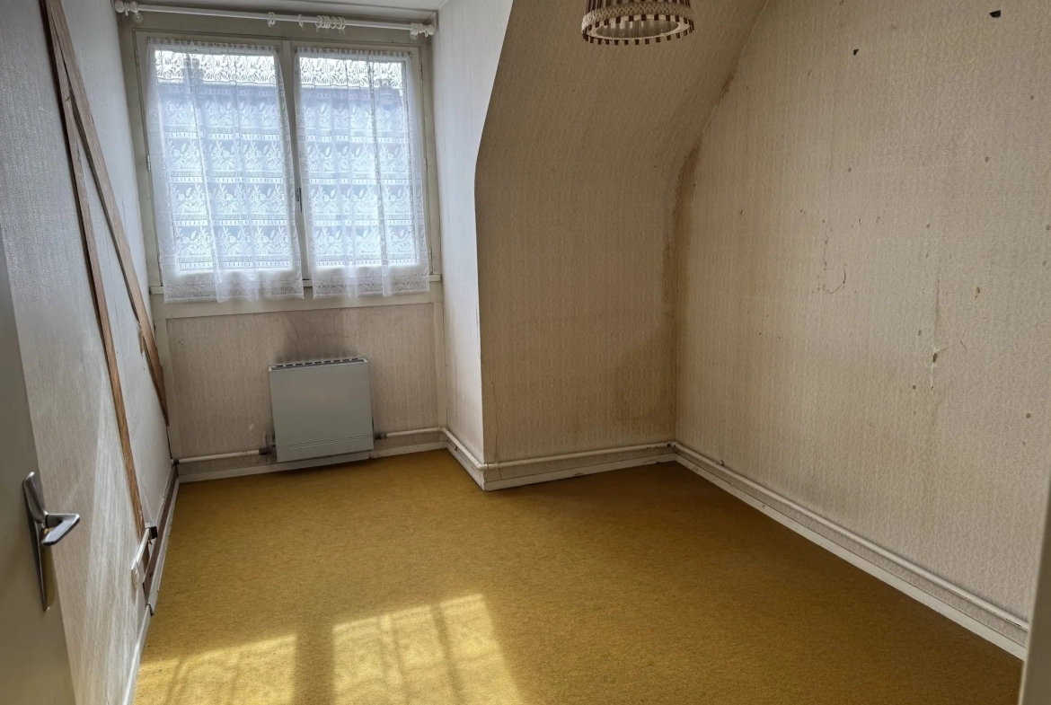 Maison mitoyenne à rénover à Lisieux – 95 m² avec 4 chambres et garage 
