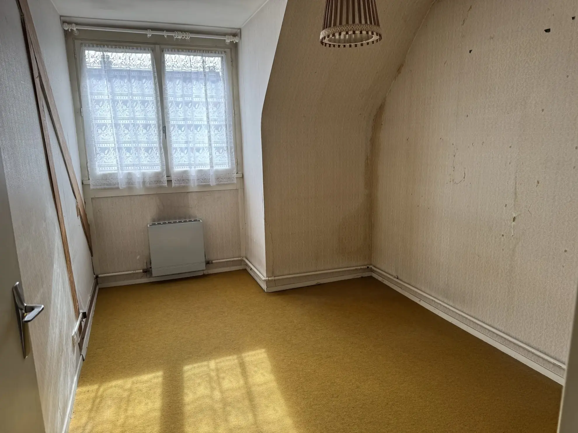 Maison mitoyenne à rénover à Lisieux – 95 m² avec 4 chambres et garage 