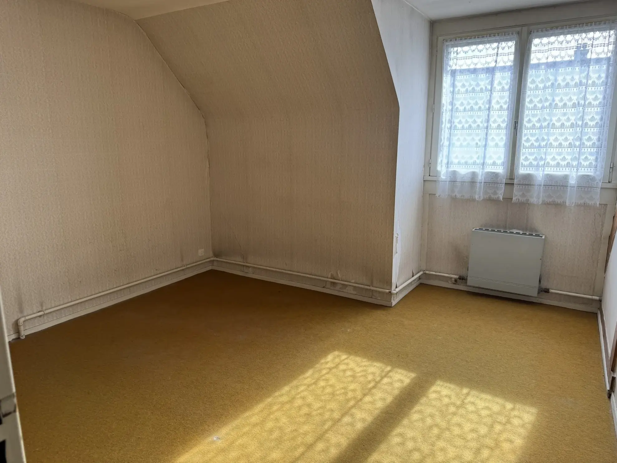 Maison mitoyenne à rénover à Lisieux – 95 m² avec 4 chambres et garage 
