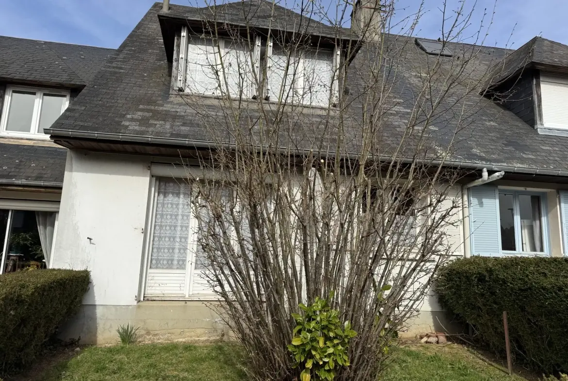 Maison mitoyenne à rénover à Lisieux – 95 m² avec 4 chambres et garage 