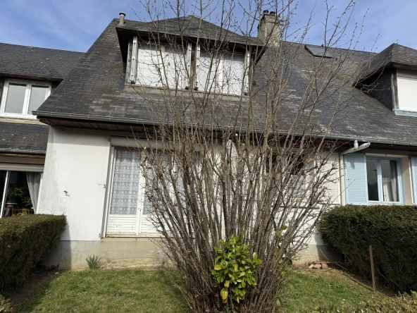 Maison mitoyenne à rénover à Lisieux – 95 m² avec 4 chambres et garage