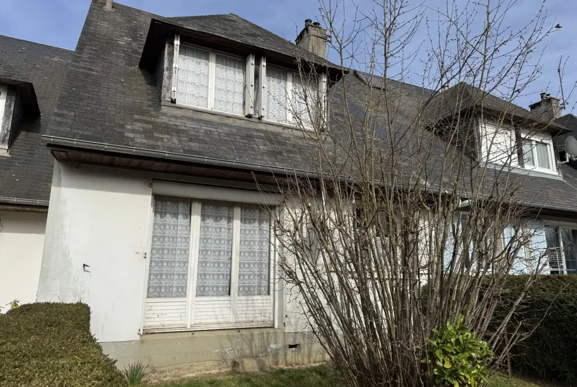 Maison mitoyenne à rénover à Lisieux – 95 m² avec 4 chambres et garage 