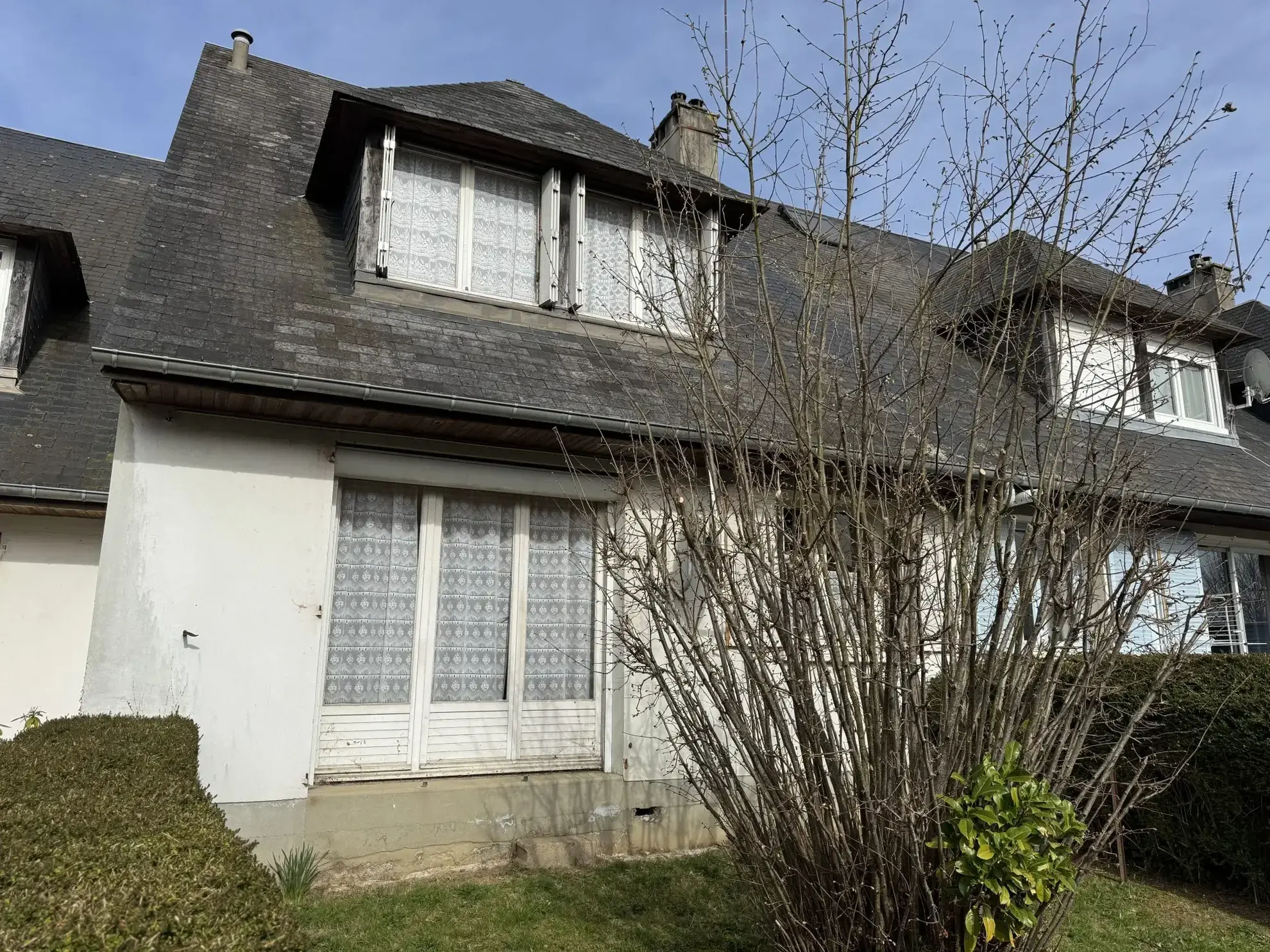 Maison mitoyenne à rénover à Lisieux – 95 m² avec 4 chambres et garage 