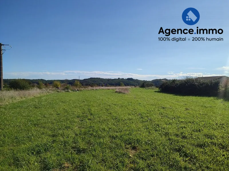 Terrain constructible à Lagarde-Hachan avec vue sur Pyrénées – Idéal pour votre projet 