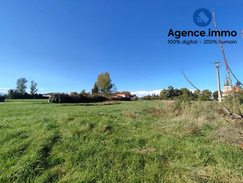 Terrain constructible à Lagarde-Hachan avec vue sur Pyrénées – Idéal pour votre projet 