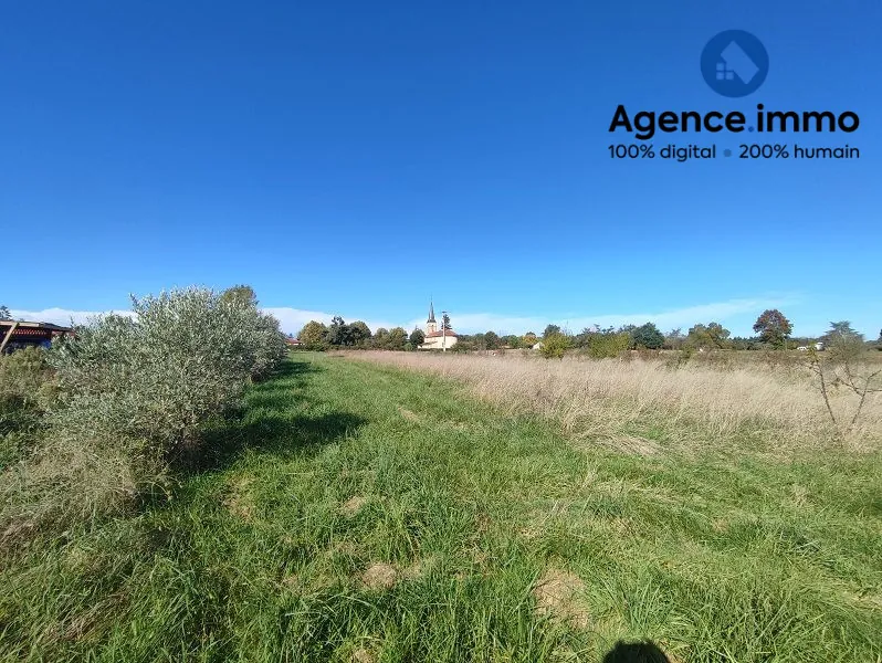 Terrain constructible à Lagarde-Hachan avec vue sur Pyrénées – Idéal pour votre projet 